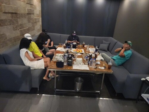 서울시와 경찰 합동단속에 적발된 서울 강남구 역삼동 유흥주점. <서울시 제공>